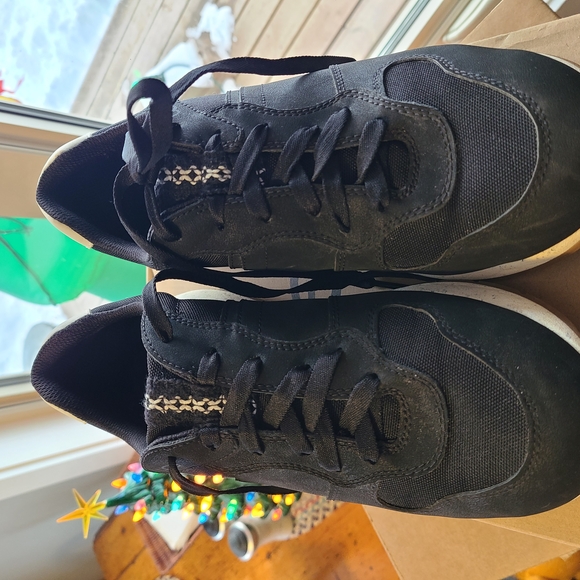 UGG Black ReTrainer Go Anywhere Sneakers 9.5 Excellent Condition & Comfortable - Picture 7 of 16